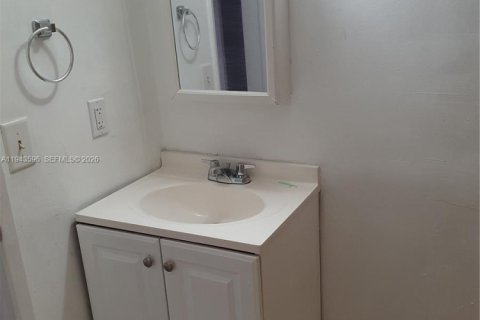 Снять в аренду таунхаус в Майами, Флорида 2 спальни, 76.92м2, № 2000375 - фото 20