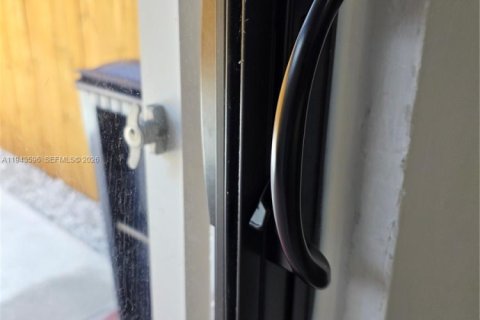 Снять в аренду таунхаус в Майами, Флорида 2 спальни, 76.92м2, № 2000375 - фото 23