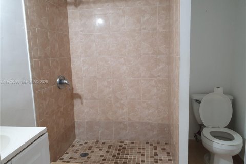 Снять в аренду таунхаус в Майами, Флорида 2 спальни, 76.92м2, № 2000375 - фото 21