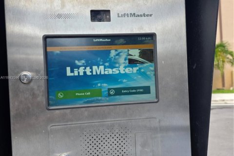 Снять в аренду таунхаус в Майами, Флорида 2 спальни, 76.92м2, № 2000375 - фото 24