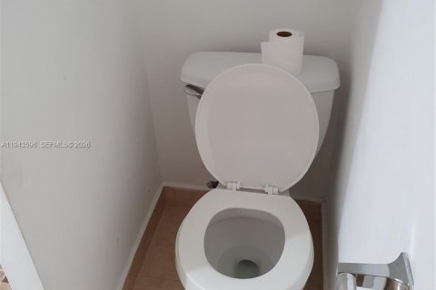 Снять в аренду таунхаус в Майами, Флорида 2 спальни, 76.92м2, № 2000375 - фото 18