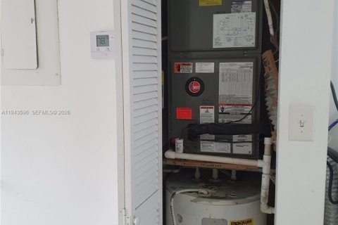 Снять в аренду таунхаус в Майами, Флорида 2 спальни, 76.92м2, № 2000375 - фото 9