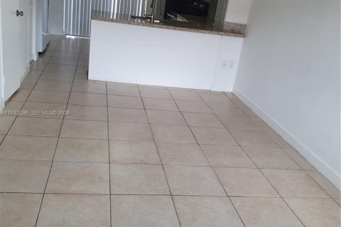 Снять в аренду таунхаус в Майами, Флорида 2 спальни, 76.92м2, № 2000375 - фото 5