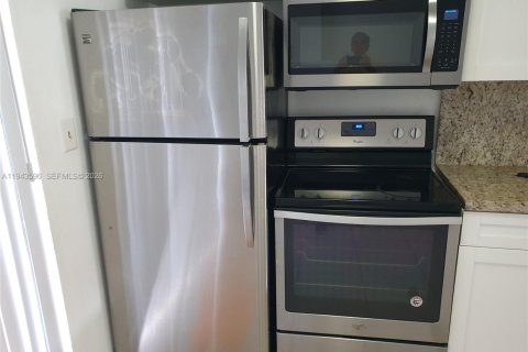 Снять в аренду таунхаус в Майами, Флорида 2 спальни, 76.92м2, № 2000375 - фото 7