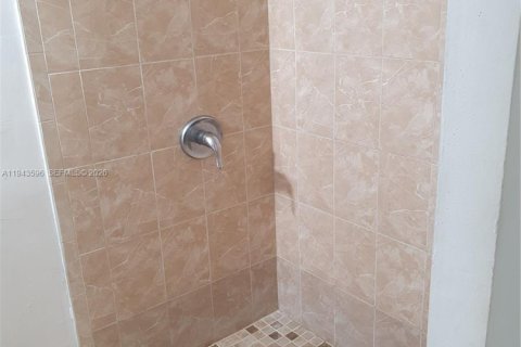 Снять в аренду таунхаус в Майами, Флорида 2 спальни, 76.92м2, № 2000375 - фото 19