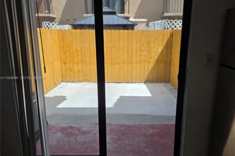 Снять в аренду таунхаус в Майами, Флорида 2 спальни, 76.92м2, № 2000375 - фото 30