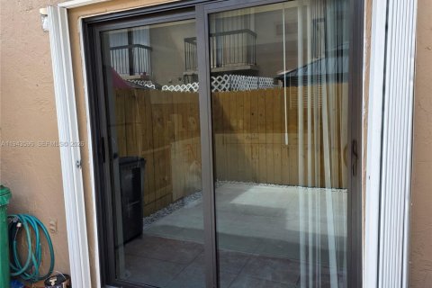 Снять в аренду таунхаус в Майами, Флорида 2 спальни, 76.92м2, № 2000375 - фото 22