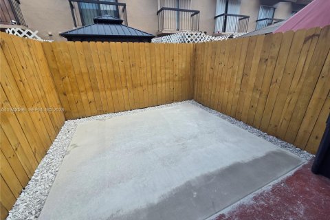 Снять в аренду таунхаус в Майами, Флорида 2 спальни, 76.92м2, № 2000375 - фото 29