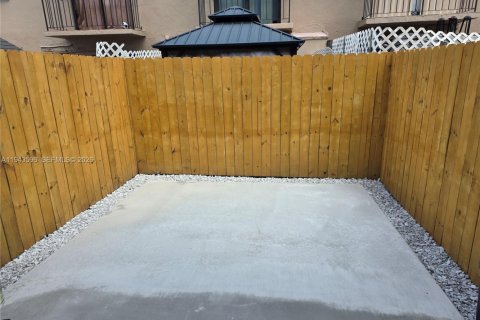 Снять в аренду таунхаус в Майами, Флорида 2 спальни, 76.92м2, № 2000375 - фото 28