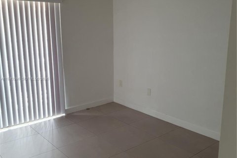 Снять в аренду таунхаус в Майами, Флорида 2 спальни, 76.92м2, № 2000375 - фото 16