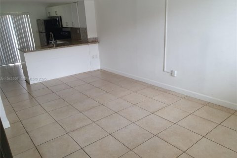 Снять в аренду таунхаус в Майами, Флорида 2 спальни, 76.92м2, № 2000375 - фото 3