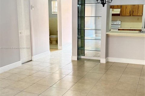 Condominio en venta en Hialeah, Florida, 1 dormitorio, 67.35 m2 № 2014166 - foto 3