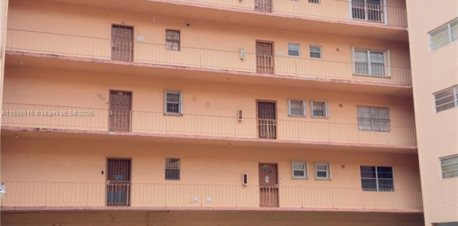 Condominio en Hialeah, Florida, 1 dormitorio  № 2014166