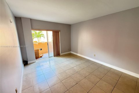 Condominio en venta en Hialeah, Florida, 1 dormitorio, 67.35 m2 № 2014166 - foto 11