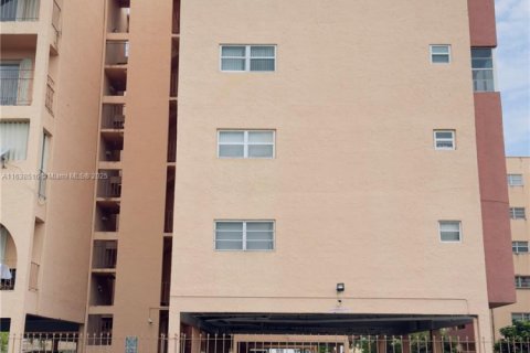 Condominio en venta en Hialeah, Florida, 1 dormitorio, 67.35 m2 № 2014166 - foto 2