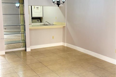 Condominio en venta en Hialeah, Florida, 1 dormitorio, 67.35 m2 № 2014166 - foto 4