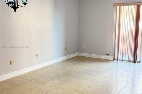 Condominio en venta en Hialeah, Florida, 1 dormitorio, 67.35 m2 № 2014166 - foto 5