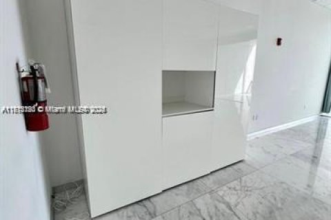 Propiedad comercial en venta en Miami, Florida № 1959946 - foto 3