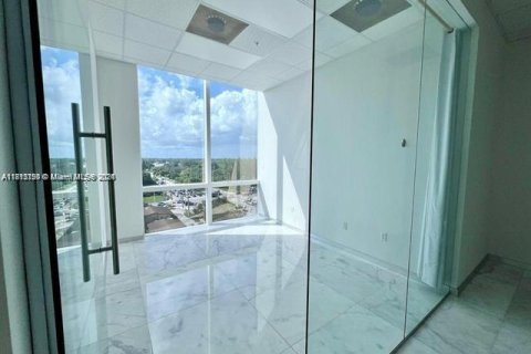 Propiedad comercial en venta en Miami, Florida № 1959946 - foto 9