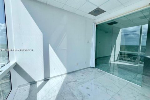 Propiedad comercial en venta en Miami, Florida № 1959946 - foto 8