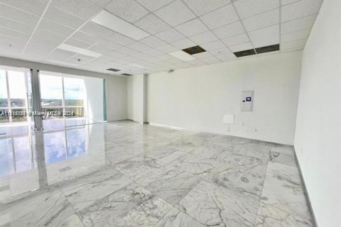 Propiedad comercial en venta en Miami, Florida № 1959946 - foto 2