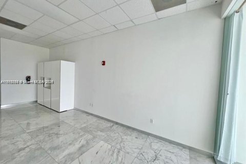 Propiedad comercial en venta en Miami, Florida № 1959946 - foto 4