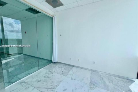 Propiedad comercial en venta en Miami, Florida № 1959946 - foto 13