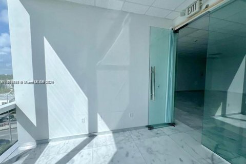 Propiedad comercial en venta en Miami, Florida № 1959946 - foto 6