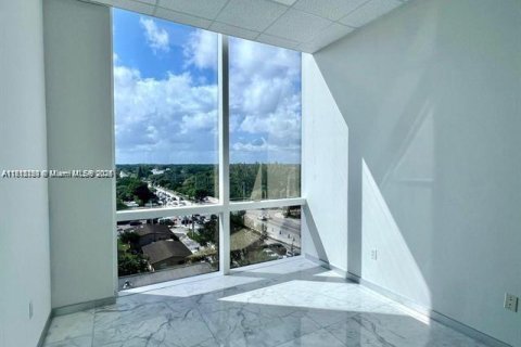 Propiedad comercial en venta en Miami, Florida № 1959946 - foto 12