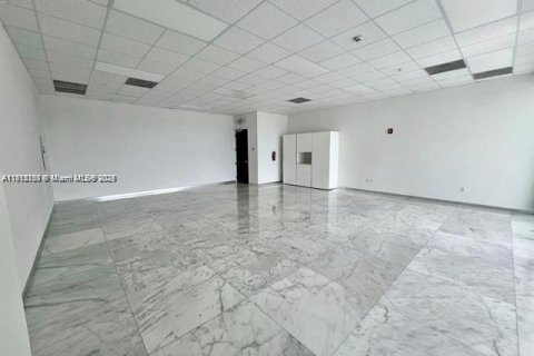 Propiedad comercial en venta en Miami, Florida № 1959946 - foto 10