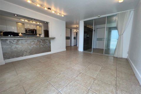 Condo in Miami Beach, Florida, 1 bedroom № 2079107 - photo 7