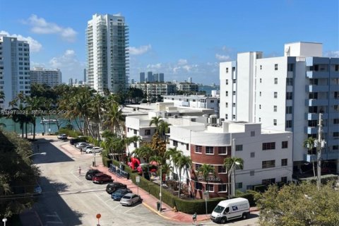 Condo in Miami Beach, Florida, 1 bedroom № 2079107 - photo 18