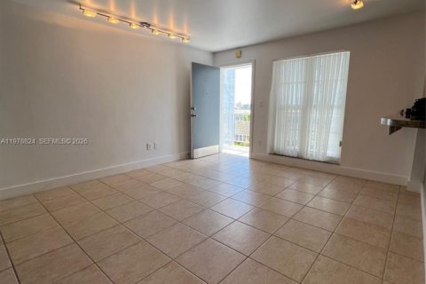 Condo in Miami Beach, Florida, 1 bedroom № 2079107 - photo 6