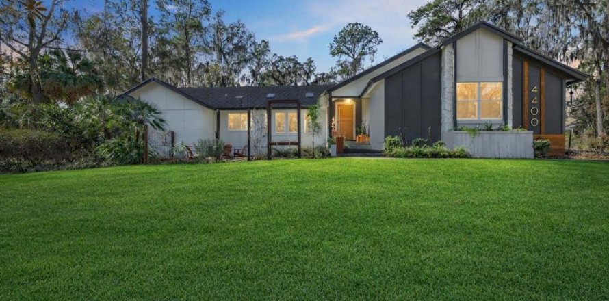 House in Ocala, Florida 5 bedrooms, 336.96 sq.m. № 2117698