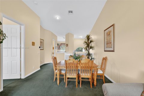 Townhouse in Port St. Lucie, Florida 3 bedrooms, 173.36 sq.m. № 1880127 - photo 12
