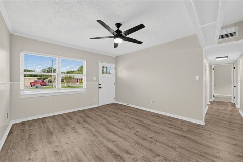 House in Orlando, Florida 4 bedrooms, 109.25 sq.m. № 2394380 - photo 6