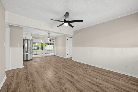 House in Orlando, Florida 4 bedrooms, 109.25 sq.m. № 2394380 - photo 4