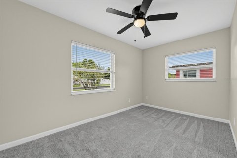 House in Orlando, Florida 4 bedrooms, 109.25 sq.m. № 2394380 - photo 12