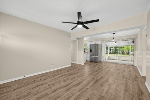House in Orlando, Florida 4 bedrooms, 109.25 sq.m. № 2394380 - photo 3