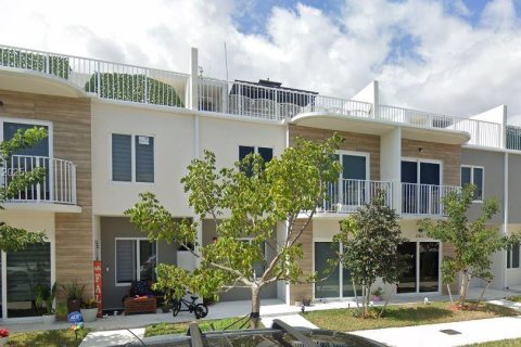 Снять в аренду таунхаус в Хомстед, Флорида 4 спальни, 129.88м2, № 1772536 - фото 1