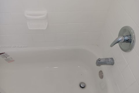 Copropriété à louer à Miami, Floride: 2 chambres, 60.2 m2 № 2168793 - photo 14