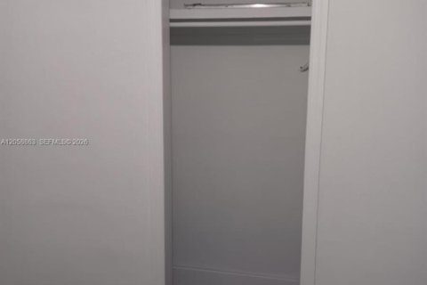 Copropriété à louer à Miami, Floride: 2 chambres, 60.2 m2 № 2168793 - photo 12