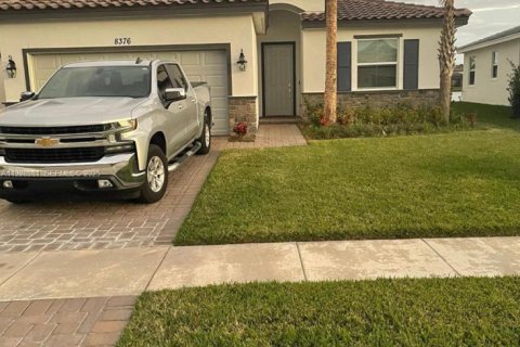 House in Port St. Lucie, Florida 3 bedrooms, 153.2 sq.m. № 2039783 - photo 3