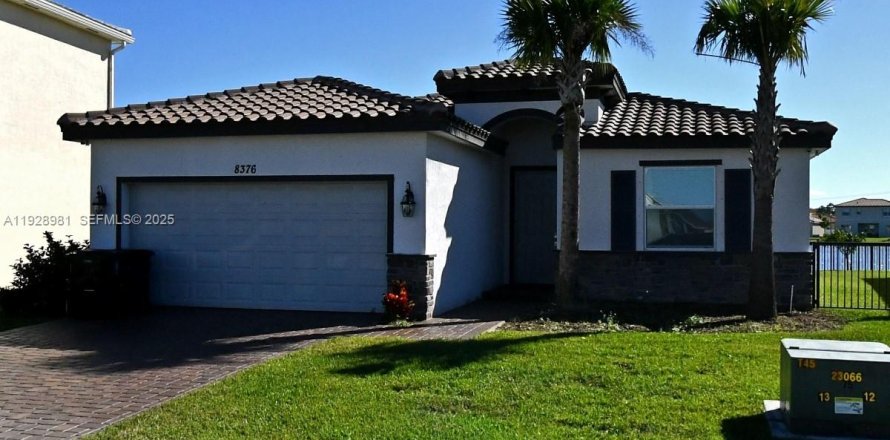 House in Port St. Lucie, Florida 3 bedrooms, 153.2 sq.m. № 2039783
