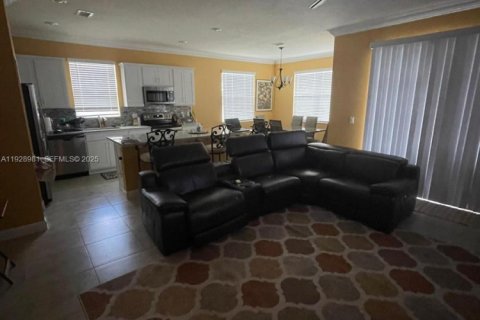 House in Port St. Lucie, Florida 3 bedrooms, 153.2 sq.m. № 2039783 - photo 4