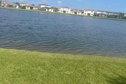 House in Port St. Lucie, Florida 3 bedrooms, 153.2 sq.m. № 2039783 - photo 12