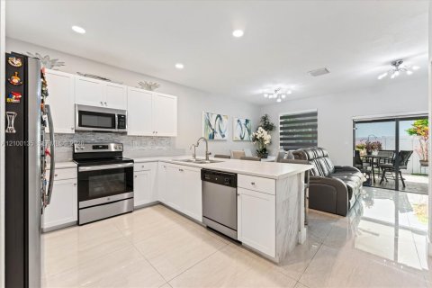 Townhouse in Hialeah, Florida 3 bedrooms, 131.18 sq.m. № 2401291 - photo 4