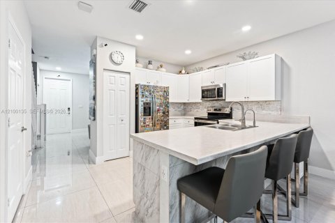 Townhouse in Hialeah, Florida 3 bedrooms, 131.18 sq.m. № 2401291 - photo 6