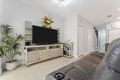 Townhouse in Hialeah, Florida 3 bedrooms, 131.18 sq.m. № 2401291 - photo 10