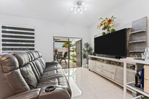 Townhouse in Hialeah, Florida 3 bedrooms, 131.18 sq.m. № 2401291 - photo 8